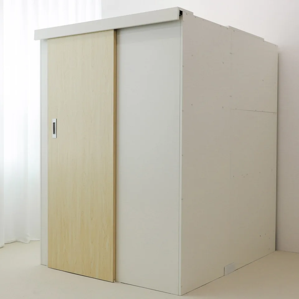 문을 닫은 크림화이트 자작나무 1인실 스터디룸 슬라이딩도어 책상